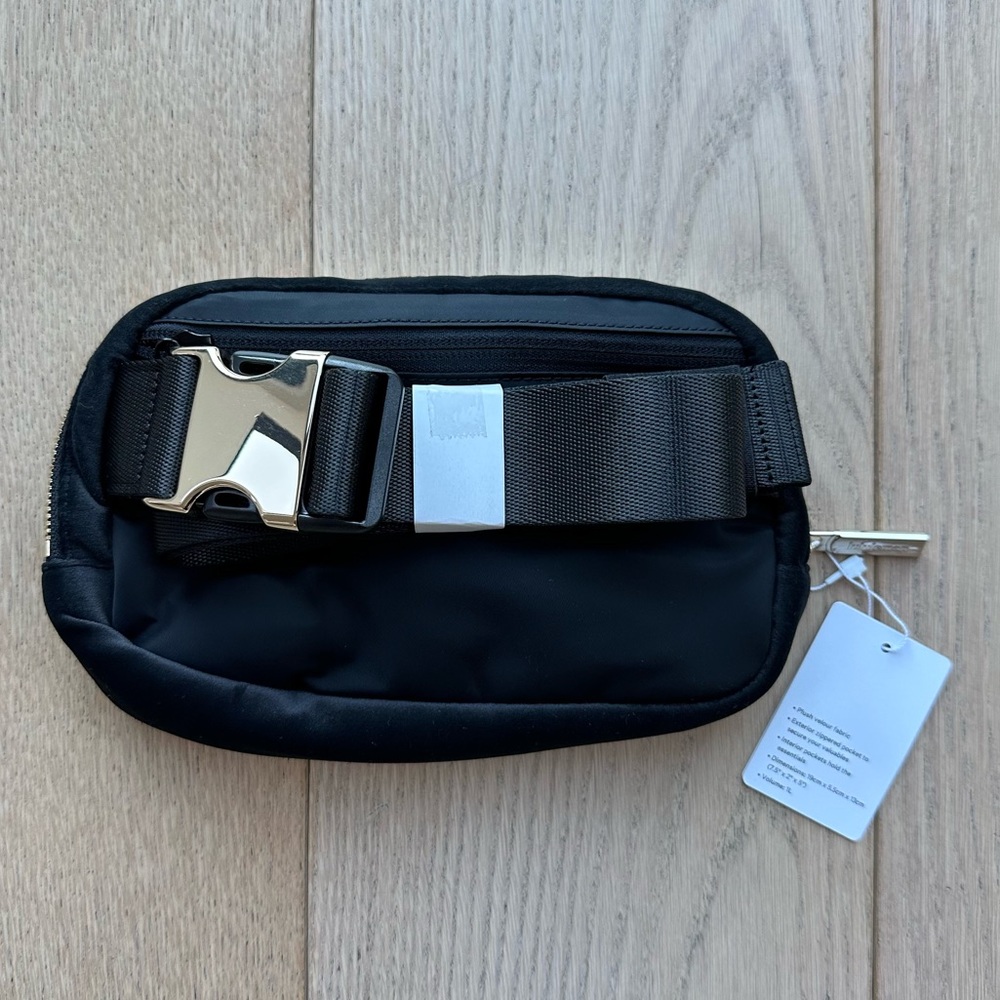โ NWT Lululemon Everywhere 1L Belt Bag - Black Velour & Gold Hardware - Picture 2 of 11